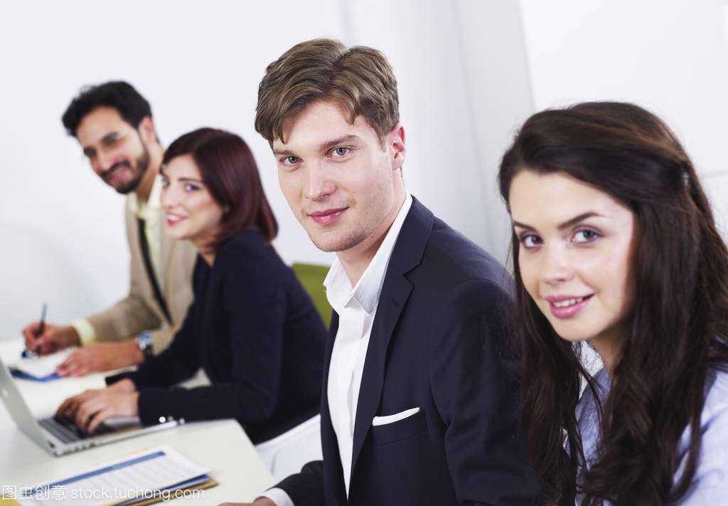 商人在办公室中 商务服务的核心角色与专业价值